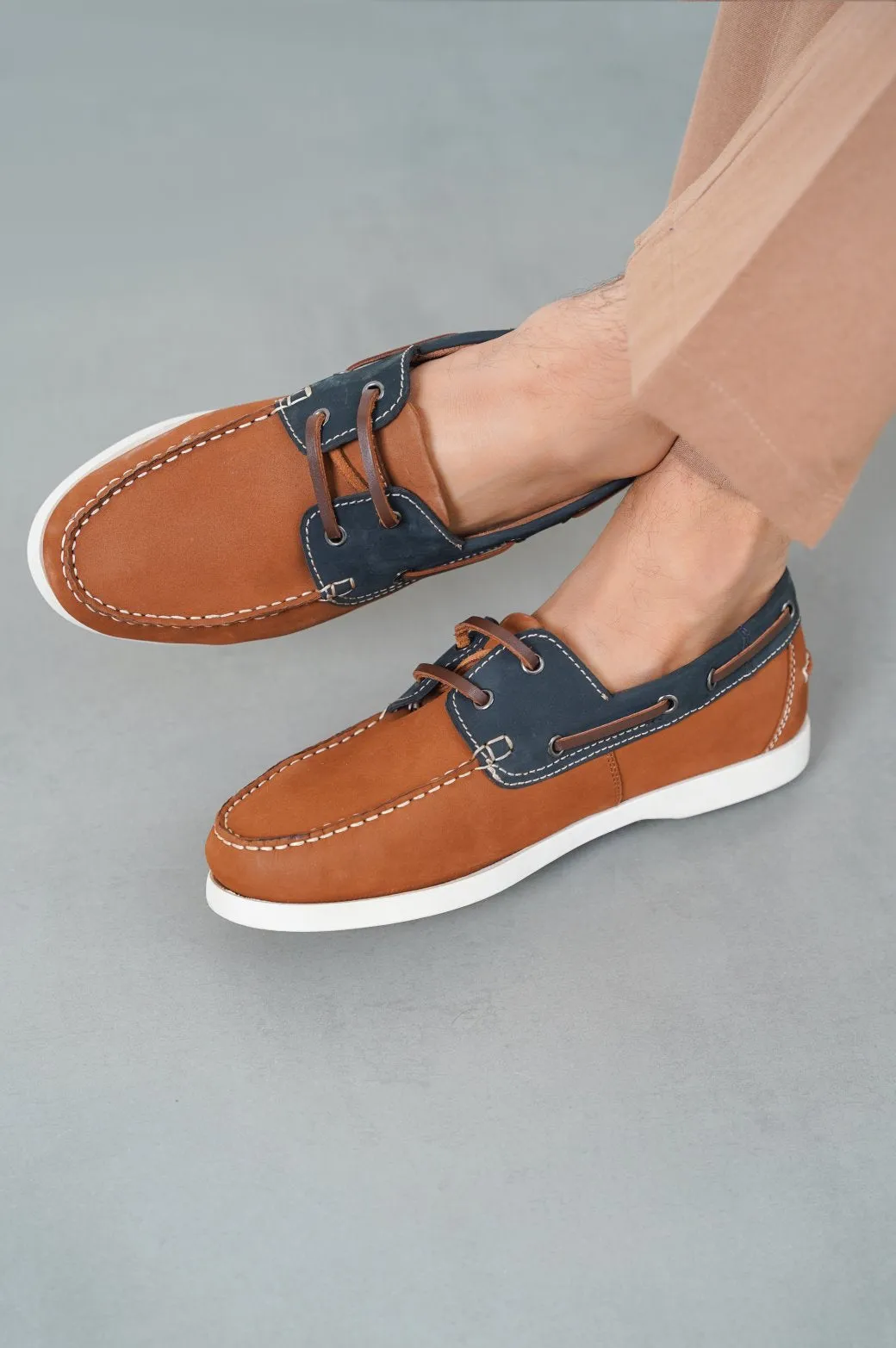 CONTRAST LEATHER BOAT SHOES